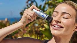 La clave no está solo en el SPF, sino también en el formato. “El éxito del antienvejecimiento en un protector solar es que apetezca usarlo a diario”, afirma Aura Serras, directora de iS Clinical España