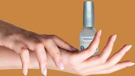 Chama-se Flash Remover Masnails, distribuído por Cosméticos Foráneos