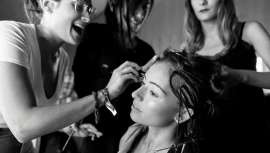 Que hoy vamos a descubrir y aprender con CB Experiences de Carol Bruguera. 12 tutoriales para hacer trenzas roscadas, el nudo carrik, una trenza de cinco cabos… Y opciones tan originales y creativas como la trama de cabello tejido