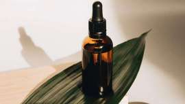 Conservar correctamente los cosméticos es esencial para que no pierdan eficacia. Algunos activos son especialmente sensibles y podrían degradarse si no tienes en cuenta algunos aspectos, como nos comenta la farmacéutica Belén Acero