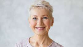 No existe relación entre las canas y la caída del cabello, ya que la única semejanza que hay entre ambas es que forman parte del envejecimiento de cada persona, aseguran los especialistas de Hospital Capilar en el siguiente artículo