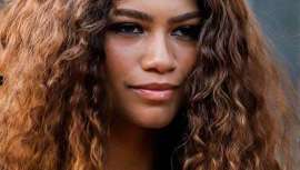 La euforia de los rizos se ha desatado, y Zendaya es el mejor ejemplo de la melena de sirena con longitud XX que se visibilizarán este verano de la mañana a la noche…