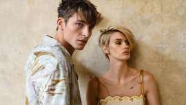 La nueva Colección de Verano reúne los looks de  temporada imprescindibles que juegan con colores, patrones y materiales de inspiración vintage para crear  una actitud que desprende pura alegría