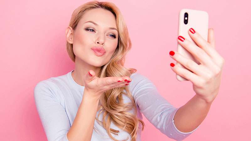 chica rubia beso selfie movil 