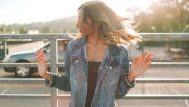 El cabello que es agredido por las condiciones medioambientales genera una sobreproducción de las glándulas sebáceas, haciendo que este se vuelva más quebradizo