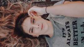 El champú regenerador de Armonía Cosmética Natural, vegano y 100% libre de sulfatos, cuida las bacterias de tu cuero cabelludo