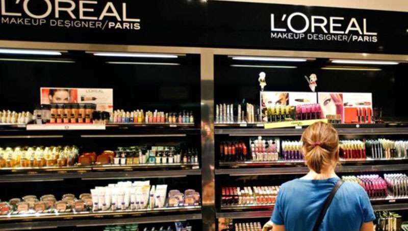 mujer comprando tienda loreal maquillaje