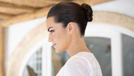 La influencer apuesta por un romántico low ballerina bun, firmado por el equipo de la casa Llongueras, que resalta sus facciones en su día más especial