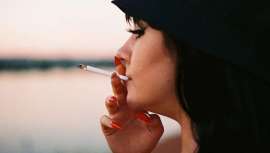El tabaco puede generar daños en la microcirculación de los folículos pilosos del cuero cabelludo, impidiendo que lleguen los nutrientes necesarios y alterando la correcta formación del nuevo cabello, según los expertos de Hospital Capilar