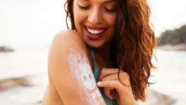 Mitos que desmitificar, errores que aún cometemos y pequeños trucos para sacarle todo el partido a los protectores solares.