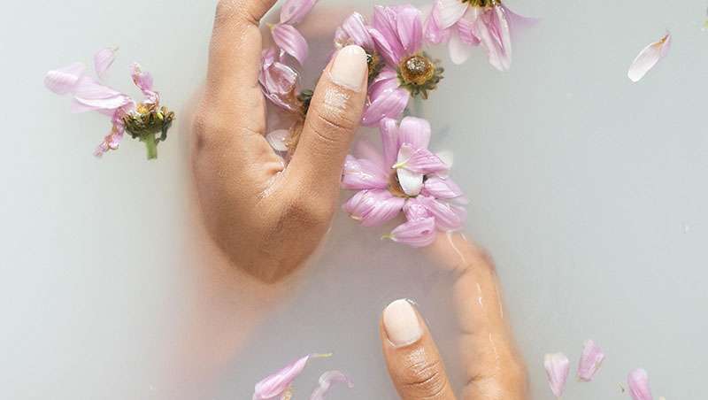 manos flores uñas blancas