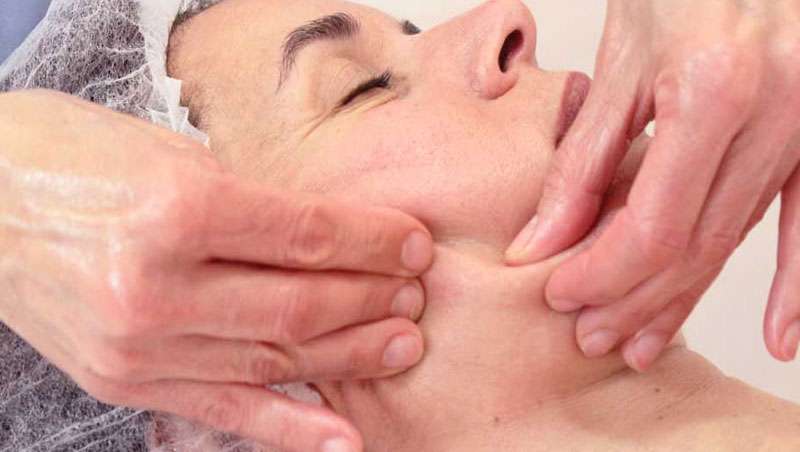 masaje facial mujer manos