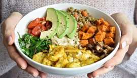 Aquello que comemos se encuentra directamente relacionado con la salud en general y también en particular con el mantenimiento, fuerza y brillo del cabello 