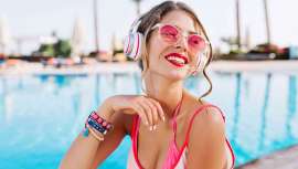 Briyi Bri, maquilladora oficial de Amelia Cosmetics, comparte con nosotros algunos consejos y trucos a seguir para usar maquillaje sin problemas en playas y piscinas este verano, incluida siempre la protección