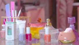 Influyente manicurista que entrevista a distintos personajes 