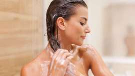 Los sulfatos se encuentran en muchos productos de limpieza y aseo personal, pero en los champús pueden provocar rojeces, irritación y sequedad en el cabello y cuero cabelludo, así que es mejor evitarlos