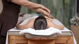 El hotel 5* GL, ubicado en Costa Adeje (Tenerife), ofrece este nuevo must de belleza basado en una técnica de cepillado de la piel en seco para liberar toxinas, reducir la celulitis, iluminar la piel y mejorar el nivel energético