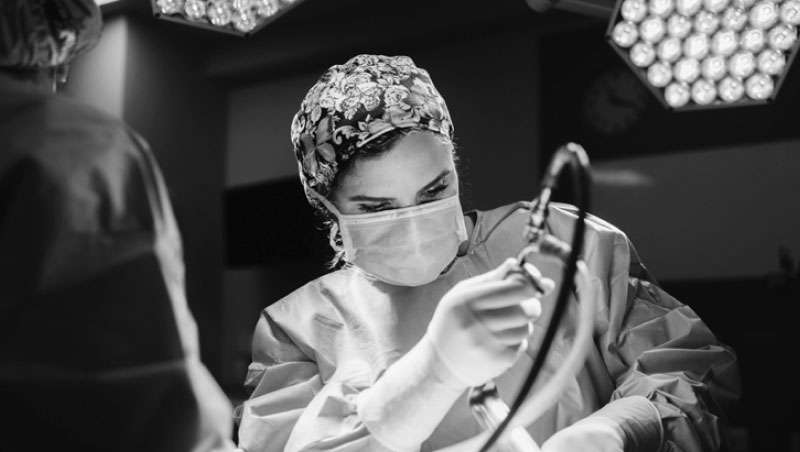 mujer doctora operando cirujana