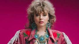 Y de millones de mujeres empoderadas que muestran sus rizos libres y a la última 