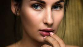 Gracias a las propiedades del agua termal alcalina no se necesita lidocaína en su composición, se evita la inflamación post tratamiento y además de dar volumen regenera estimulando la formación de colágeno