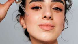 Retinol y retinal trabajan de manera similar en la piel, ofreciendo una acción antiedad intensiva, mejorando las arrugas y las líneas de expresión, así como la hidratación de la piel, al evitar la pérdida de agua transpidérmica