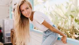 El champú morado, que hoy podemos encontrar en casi todas las firmas, es el mejor para tratar el cabello rubio natural, el teñido, el decolorado o con mechas y así mantener todo su brillo, sobre todo en verano 