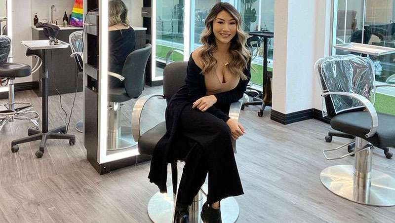 mujer sentada en silla de salon de peluqueria