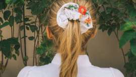 La firma Leyma Boutique Floral apuesta por los célebres coleteros en su versión flúor y campestre