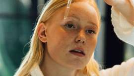 La aplicación a diario de productos con bajos tantos por cientos de activos como el retinol o los ácidos reduce posibles irritaciones para la piel, manteniendo todos sus beneficios