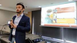 Una clase magistral con Deivys Cardona Saldaña, experto colorista de Blow Dry Bar, el salón dirigido por el reconocido estilista Daniele Sigigliano, teórica y práctica donde descubrirlo todo de los barros en coloración, tocarlos, olerlos... Y más