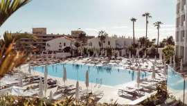 El hotel, reconocido por este premio de TripAdvisor y que cuenta con una puntuación de 5* en la plataforma, ofrece a sus huéspedes una amplia carta de experiencias al aire libre que conectan con la naturaleza, el deporte y la cultura local