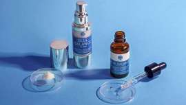 Porque aporta los mismos beneficios del sérum, pero con activos matificantes, especial para pieles mixtas y grasas, así como para la del hombre. Equilibra la grasa de la piel, mejora la apariencia de los poros y evita la aparición de granitos