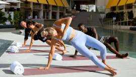 Con acceso directo a la playa de Santa Eulalia, rodeado de palmeras y arena dorada, una amplia variedad de restauración y dos piscinas, una de ella de estilo infinity con vistas al mar, el hotel W Ibiza es un lugar en el que dejarse llevar