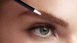 Las cejas se han convertido en las protagonistas de la mirada y para lucirlas naturales y tupidas, M2 Beauté nos presenta su producto estrella: El Eyebrow Renewing Serum