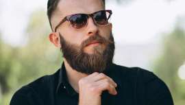 El sudor, la humedad o la exposición directa del sol pueden afectar al aspecto de tu barba, por eso César Parra, director del salón Homine Madrid, apuesta por introducir cambios en las rutinas diarias de limpieza e hidratación