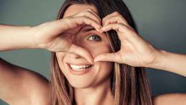 Tanto si viajas en avión como si prefieres ahorrar espacio en la maleta, lo mejor es contar con el formato y cosmético que te lo permita  