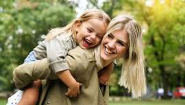 Ten en cuenta estos consejos que comparten los expertos de Tanino Therapy y Rica España para que tu cabello rubio no pierda salud y brillo durante los días de sol y playa