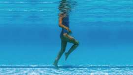 En verano puedes tonificar tu cuerpo practicando actividad física en el agua y mejorar la respiración, activar la circulación sanguínea y conseguir un efecto zen en el estado de ánimo