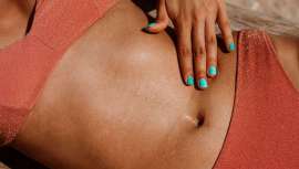 Un buen aftersun no solo hidrata la piel, sino que reduce la inflamación y repara el daño oxidativo, evitando así la degradación de las fibras de colágeno y elastina que provocan los rayos UVA