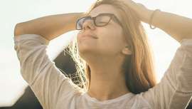 Aproximadamente a la edad de 50-55 años, el ciclo menstrual se detiene por completo, por lo que no hay más ovulación, ni períodos y ni embarazos