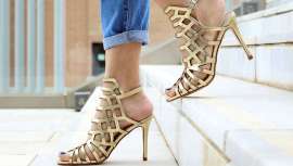 La fascia plantar es un tejido grueso que cubre los huesos en el fondo del pie formando el arco plantar