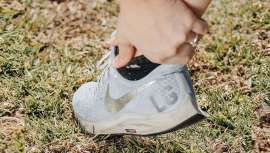 Parece que los calambres musculares están asociados a deshidratación y falta de ciertos minerales como sodio, potasio, magnesio, calcio y ciertas vitaminas (E y B)