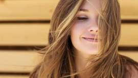 Tanto si se escoge playa o montaña como si uno se queda en la ciudad, hay algo que no debemos pasar por alto: llevar los imprescindibles para un cabello perfecto durante todo el verano