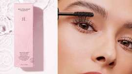 Cada octubre, la marca colabora con distintas fundaciones e incrementa dicho apoyo con motivo del Día Internacional contra el Cáncer de Mama donando 2 dólares por cada unidad vendida