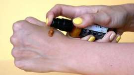 Los aceites luminadores tienen la clave para lucir una piel radiante, especialmente en verano; nutren e hidratan la piel, además de realzar el bronceado y desprender brillo y destellos, lo cual se alarga durante el otoño. También para el cabello