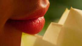 Primero fueron el cacao y los bálsamos labiales; posteriormente, han surgido los aceites labiales, y ahora Laboratorios Lavigor lanza una nueva generación de reparadores labiales con una forma cosmética diferente: un suero labial bifásico