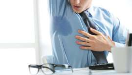 La toxina botulínica se presenta como una alternativa eficaz, no quirúrgica, que consigue interrumpir la hiperactividad de las glándulas sudoríparas