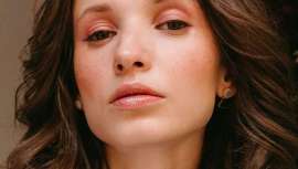 La maquilladora Cristina Lobato recomienda escoger la base en función de las necesidades de la piel y de los gustos personales a la hora de elegir el tipo de textura o acabados