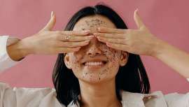 Con la ayuda de la farmacéutica Belén Acero, titular de la Farmacia Avenida de América y especialista en dermocosmética y nutrición, despejaremos dudas sobre la exfoliación del rostro y el cuerpo