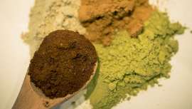 Coloración natural: ¿Sabes en qué consiste? En IN-Viso trabajan con dos tipos de coloraciones naturales: los barros y los óleos. Descubrimos propiedades y diferencias